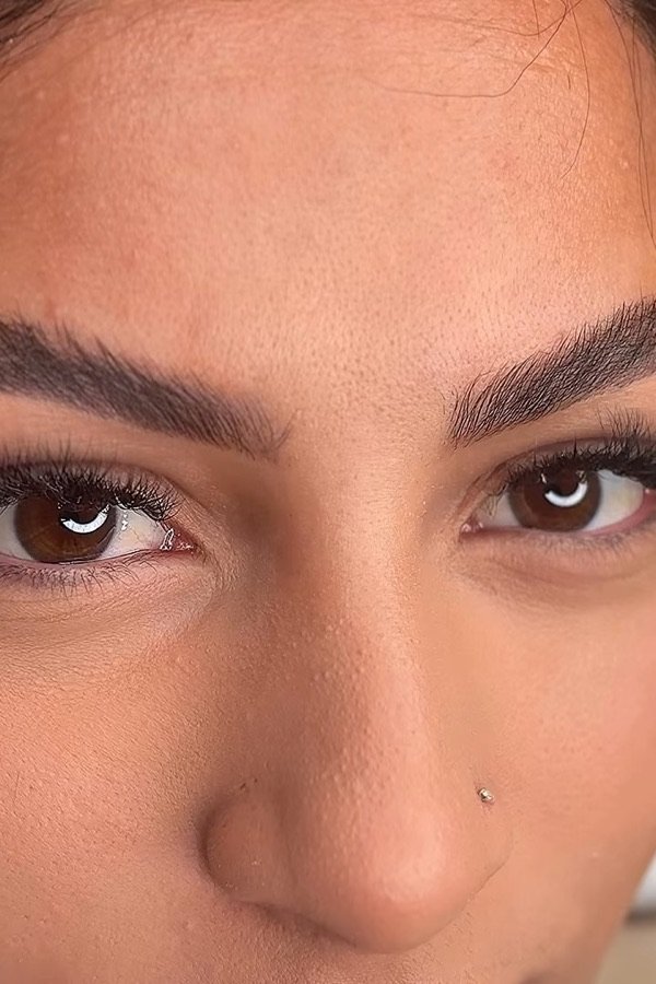 Olhar de uma cliente com sobrancelhas preenchidas e alinhadas após brow lamination